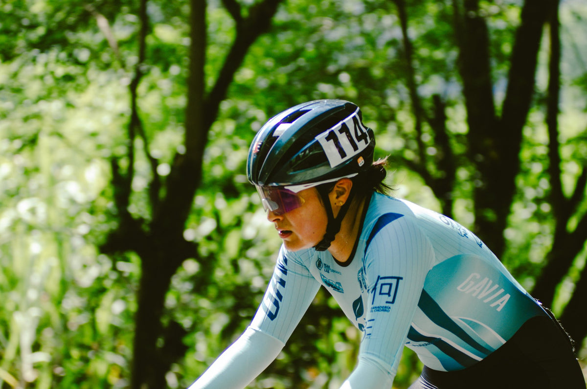 Team BACX rider wearing Arias Galibaix sunglasses at Vuelta Colombia Femenina 2026